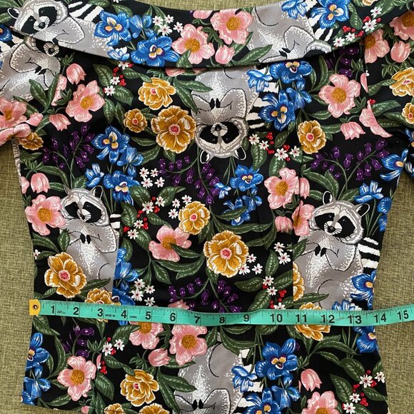 BNWT Collectif 3/4 Sleeve Retro Pin Up Top with Florals and Raccoons (Size S) - Picture 4 of 6